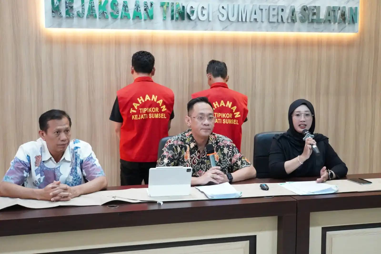 Kejati Sumsel Tahan 2 Tersangka Pemerasan dalam OTT di Kantor Kecamatan Lahat