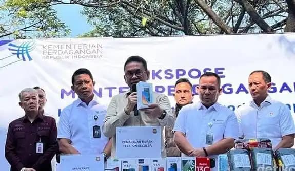 Kementerian Perdagangan (Kemendag) Menutup Pabrik Ponsel Ilegal di Cengkareng, Jakarta Barat