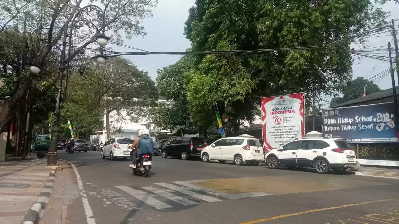 kendaraan plat merah parkir sembarangan disisi jalan area kantor Pemerintah Kota Bandung