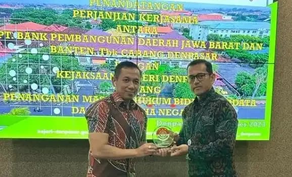 Kepala Bank BJB Cabang Denpasar, Sonny Permana bersama Kajari Denpasar Agus Setiadi