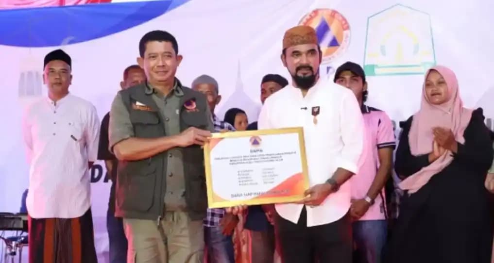 Kepala BNPB dan Bupati Aceh Timur saat menyalurkan bantuan kepada penghuni baru huntara di di Aceh Timur