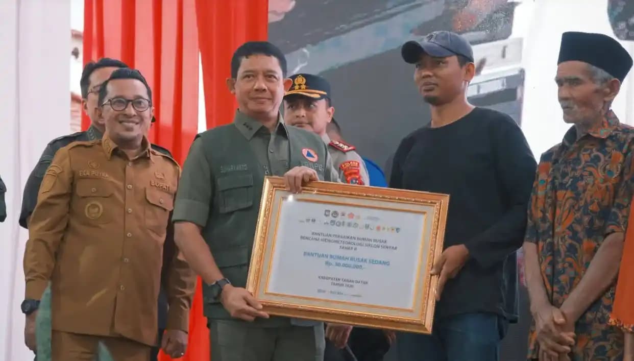 Kepala BNPB, Letjen TNI Suharyanto menyerahkan bantuan dana stimulan Rp2,865 miliar kepada 126 KK di Kabupaten Tanah Datar