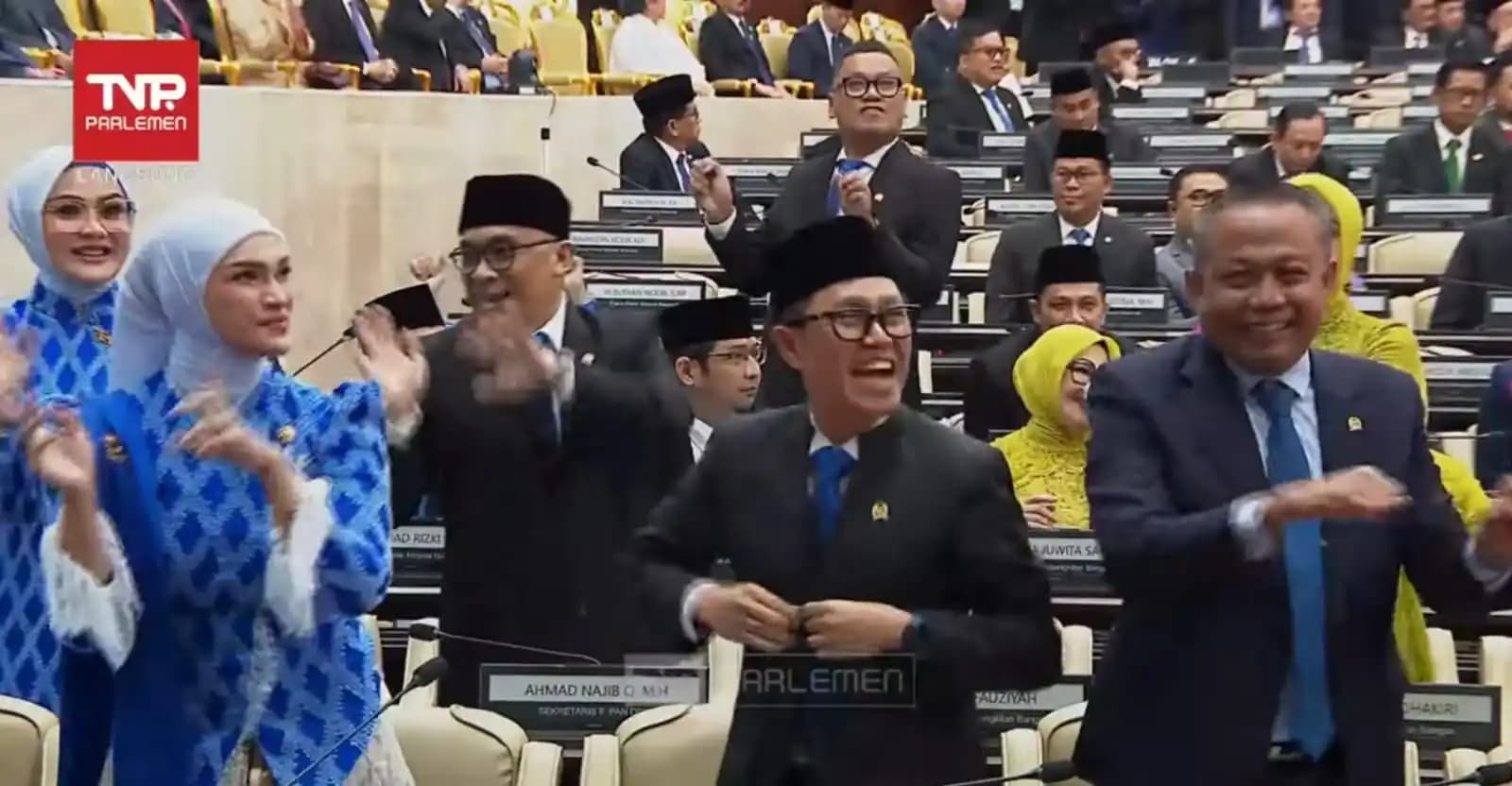 Ketika DPR Diam, Rakyat dan Polisi Saling Berbenturan