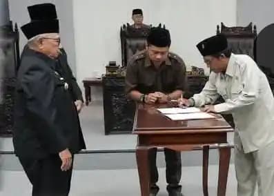 Ketua DPRD Kabupaten Blitar, saat penandatanganan Rancangan Peraturan Daerah (Ranperda) Perubahan APBD 2025