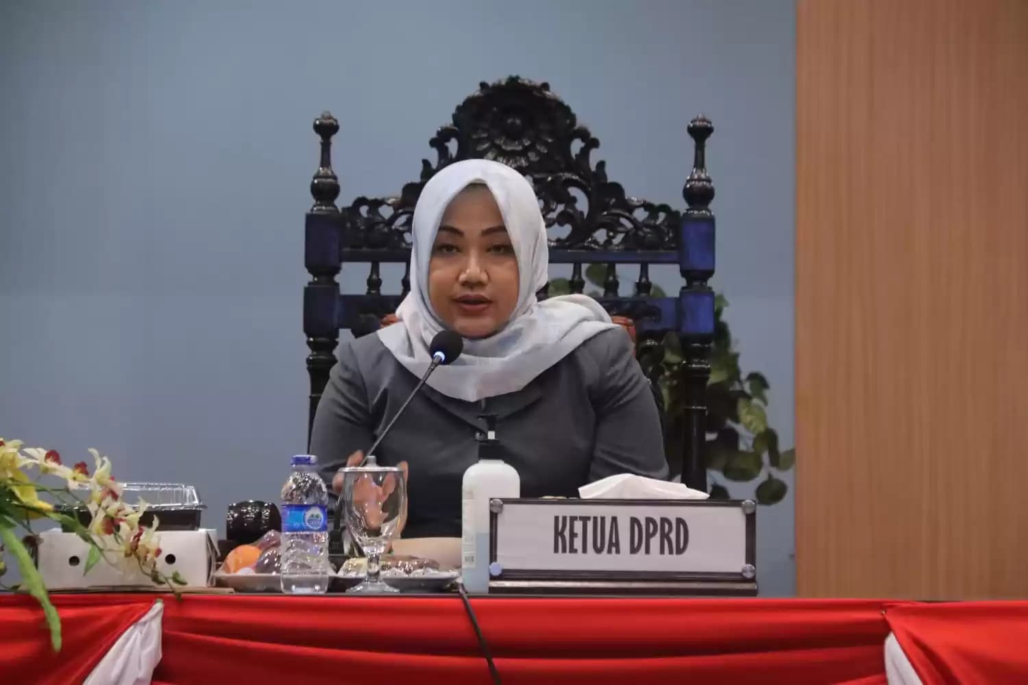 Ketua DPRD Kabupaten Mojokerto Ayni Zuroh memimpin rapat paripurna