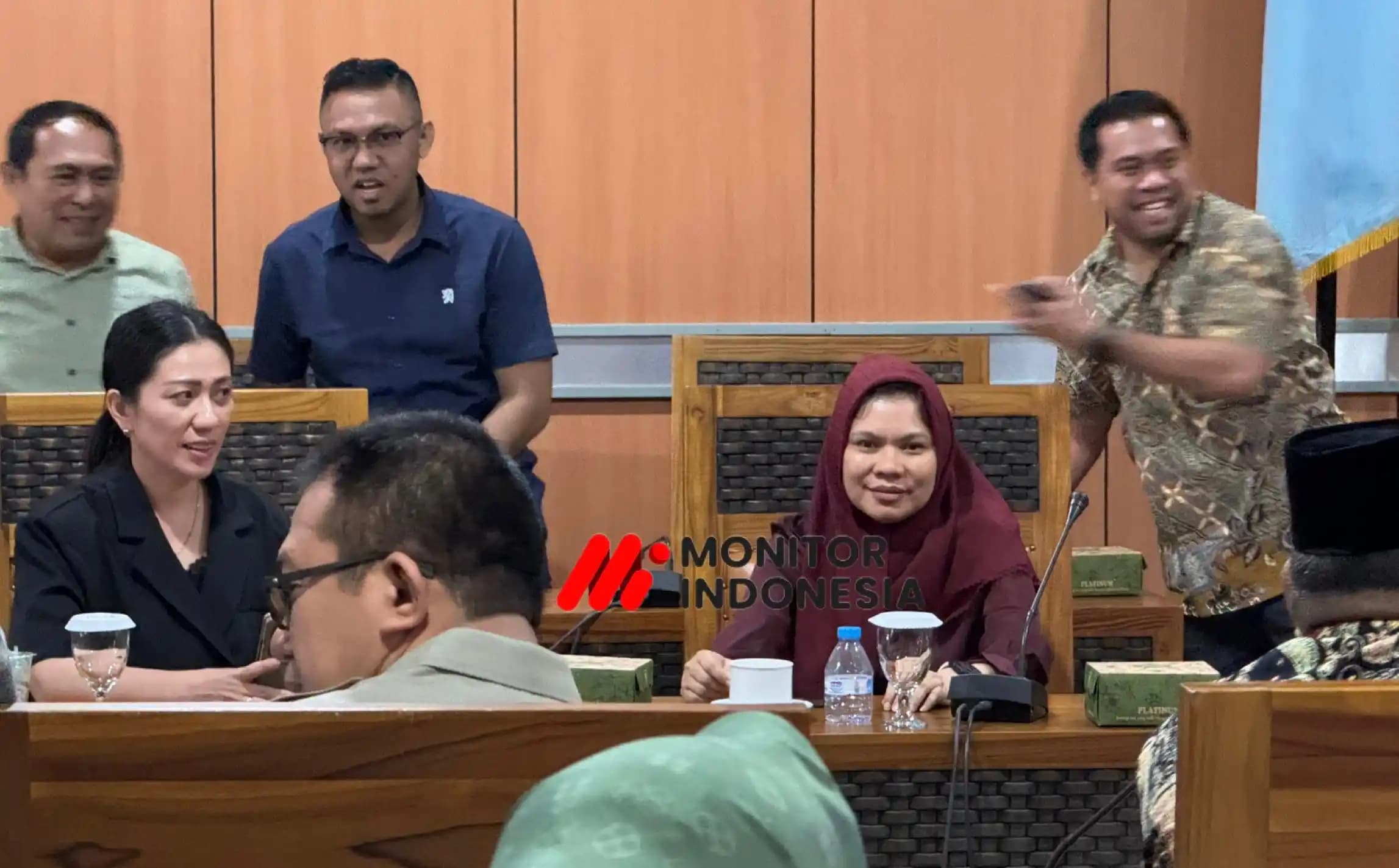 Ketua Komisi III DPRD Malut, Merlisa Marsaoly (berjilbab), saat menghadiri rapat lanjutan hasil konsultasi pimpinan DPRD dan TAPD di Sofifi