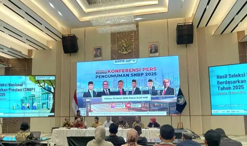 Ketua Umum Tim Penanggung Jawab SNPMB 2025, Eduart Wolok, umumkan hasil lolos seleksi. (Foto: Rizal)