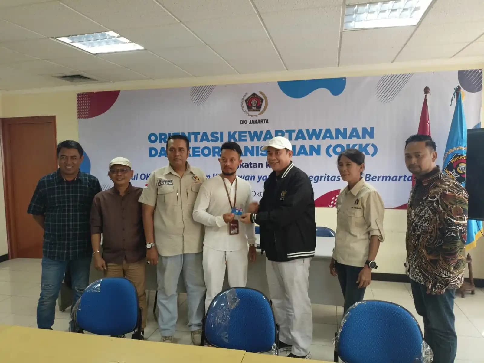 Ketum PWI Pusat Serahkan KTA Biasa Anggota PWI Jaya