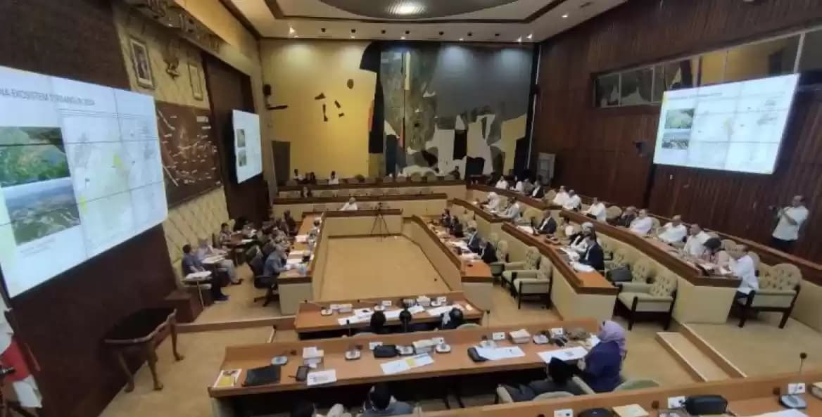 Komisi II DPR RI bersama para penyelenggara pemilu mulai dari KPU, Bawaslu, Dewan Kehormatan Penyelenggara Pemilu (DKPP) hingga Kementerian Dalam Negeri (Kemendagri) mengadakan rapat kerja (raker) untuk membahas persiapan Pilkada dan evaluasi Pemilu 2024.