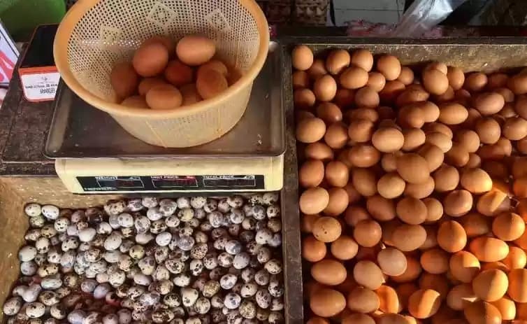 Komoditas pangan telur ayam ras di Pasar Karang Anyar Jakarta.