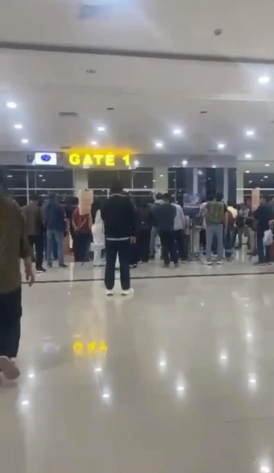 Kondisi Bandara Halu Oleo Di Saat Pesawat Super Air Jet Gagal Berangkat Selaama 7 Jam