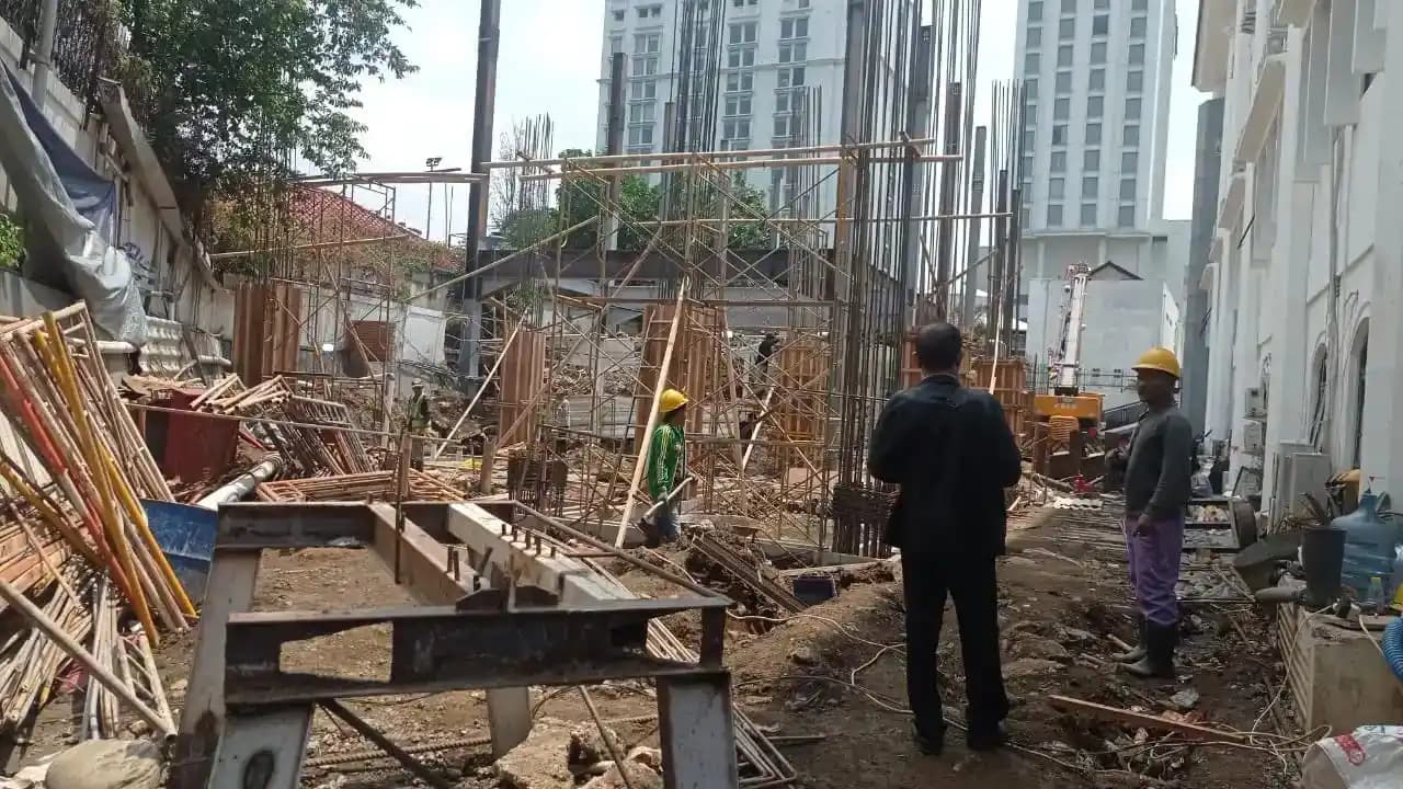 Kondisi proyek pembangunan Gedung Pusat Kebugaran di area kantor DPRD) Jabar tidak nampak papan informasi kegiatan