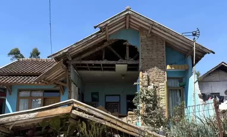 Kondisi rumah warga yang mengalami kerusakan cukup parah pasca gempa di Kabupaten Bandung
