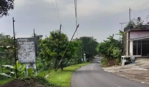 Kondisi tiang telepon nyaris roboh di Kabupaten Magetan