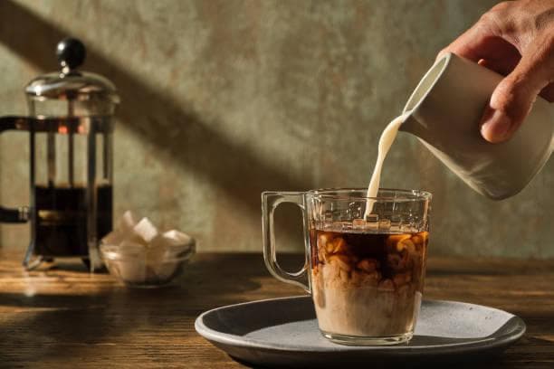 4 Manfaat Menambahkan Susu ke Kopi Menurut Para Ahli