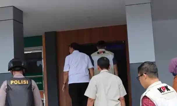 KPK Geledah Kantor Kadisnakertrans Bengkulu