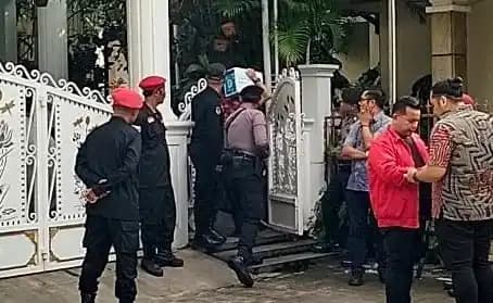 KPK Geledah Rumah Hasto di Bekasi