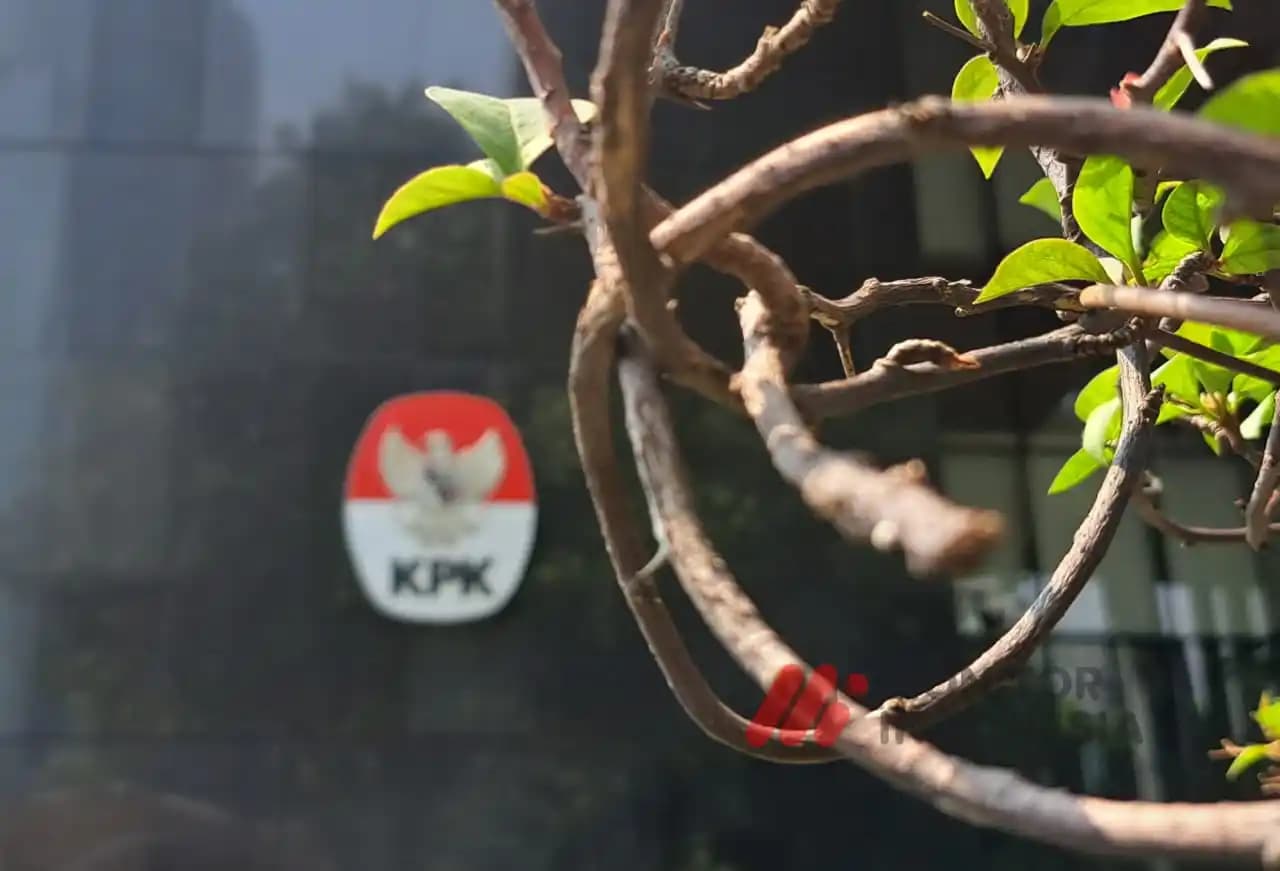 KPK Periksa Ibrani Fraetzal Planner Officer PT Dosni Roha Logistik soal Harga Dasar Penyaluran Bansos Beras
