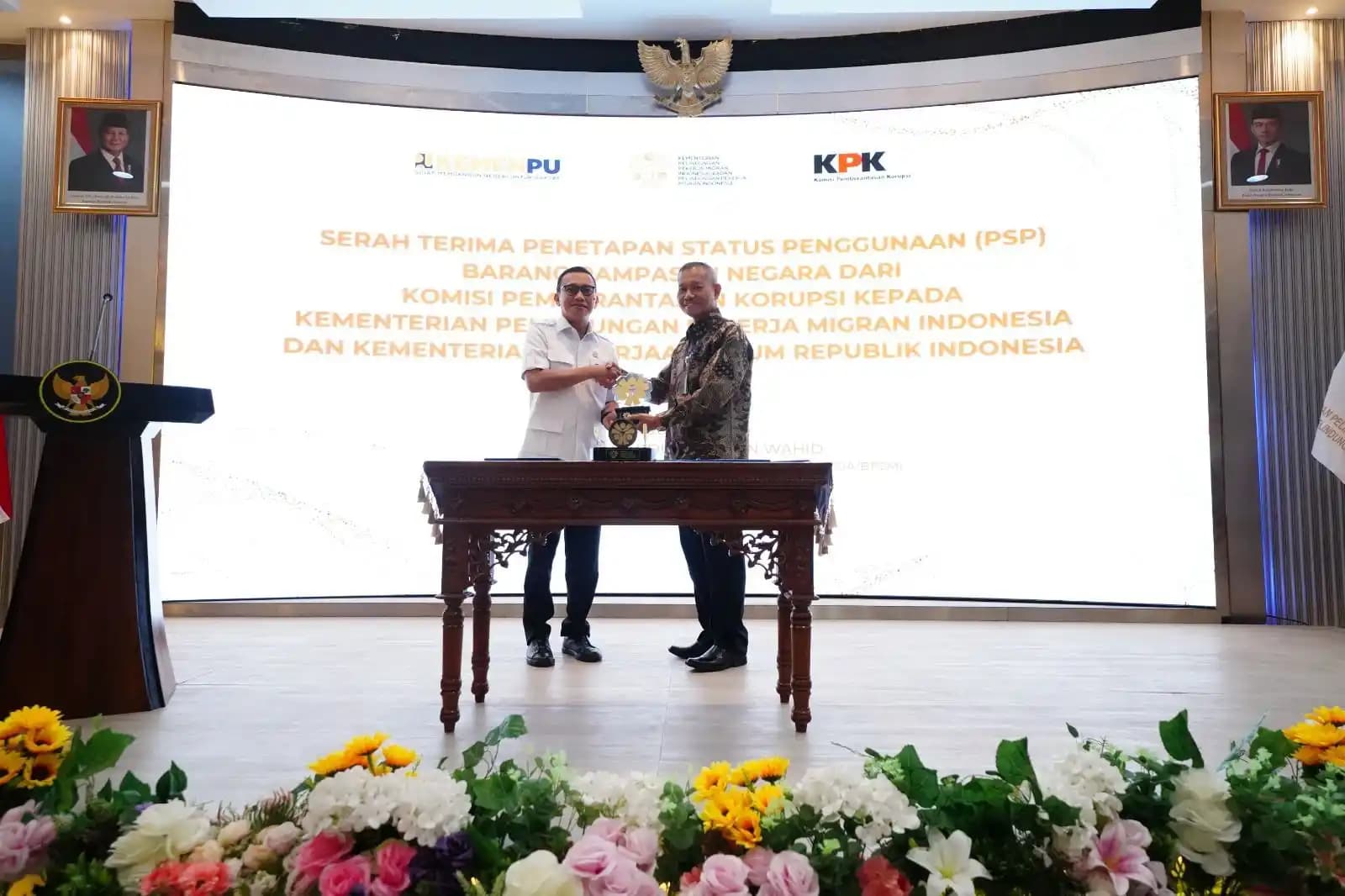 KPK saat menyerahkan hibah tanah ke Menteri P2MI Abdul Kadir Karding (Dok. MI)