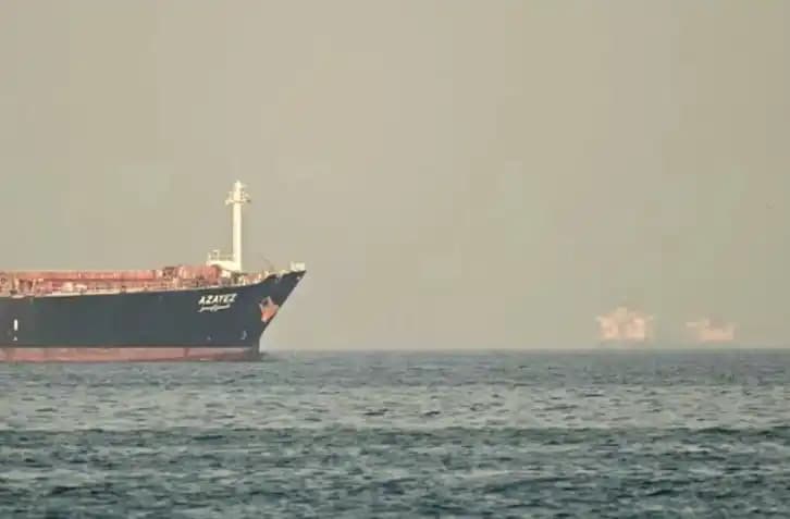 Lalu lintas kapal melalui Selat Hormuz anjlok hingga 97 persen