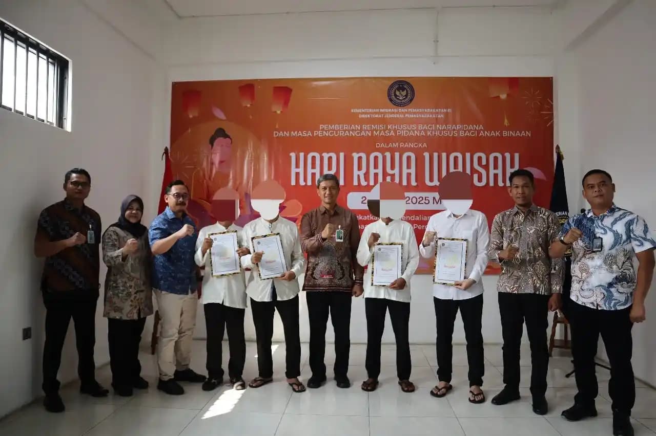 Lembaga Pemasyarakatan Kelas IIA Bekasi menggelar Penyerahan Remisi Khusus (RK) kepada 4 orang Warga Binaan Pemasyarakatan (WBP) yang beragama Buddha