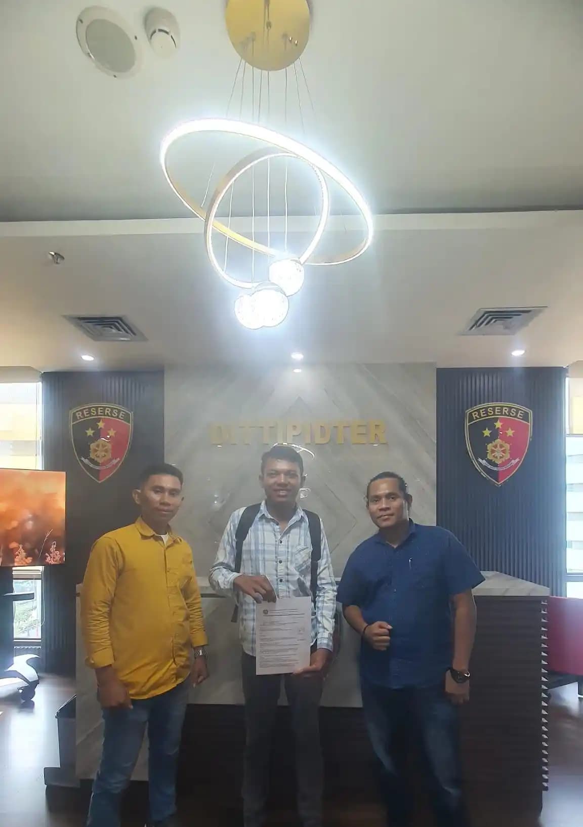 Levi (Tengah) Ketua Ikatan Mahasiswa Sulawesi Tenggara (IM Sultra)