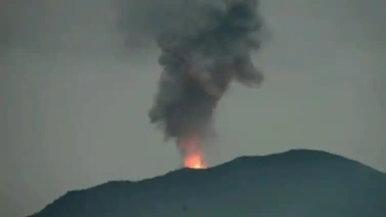Lontaran abu vulkanik diiringi pijaran api dari puncak Gunung Lewotobi Laki-Laki