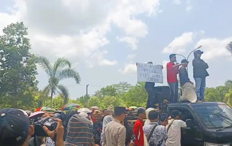 Mahasiswa dan sejumlah guru di Konawe Selatan mengawal sidang kedua Supryani