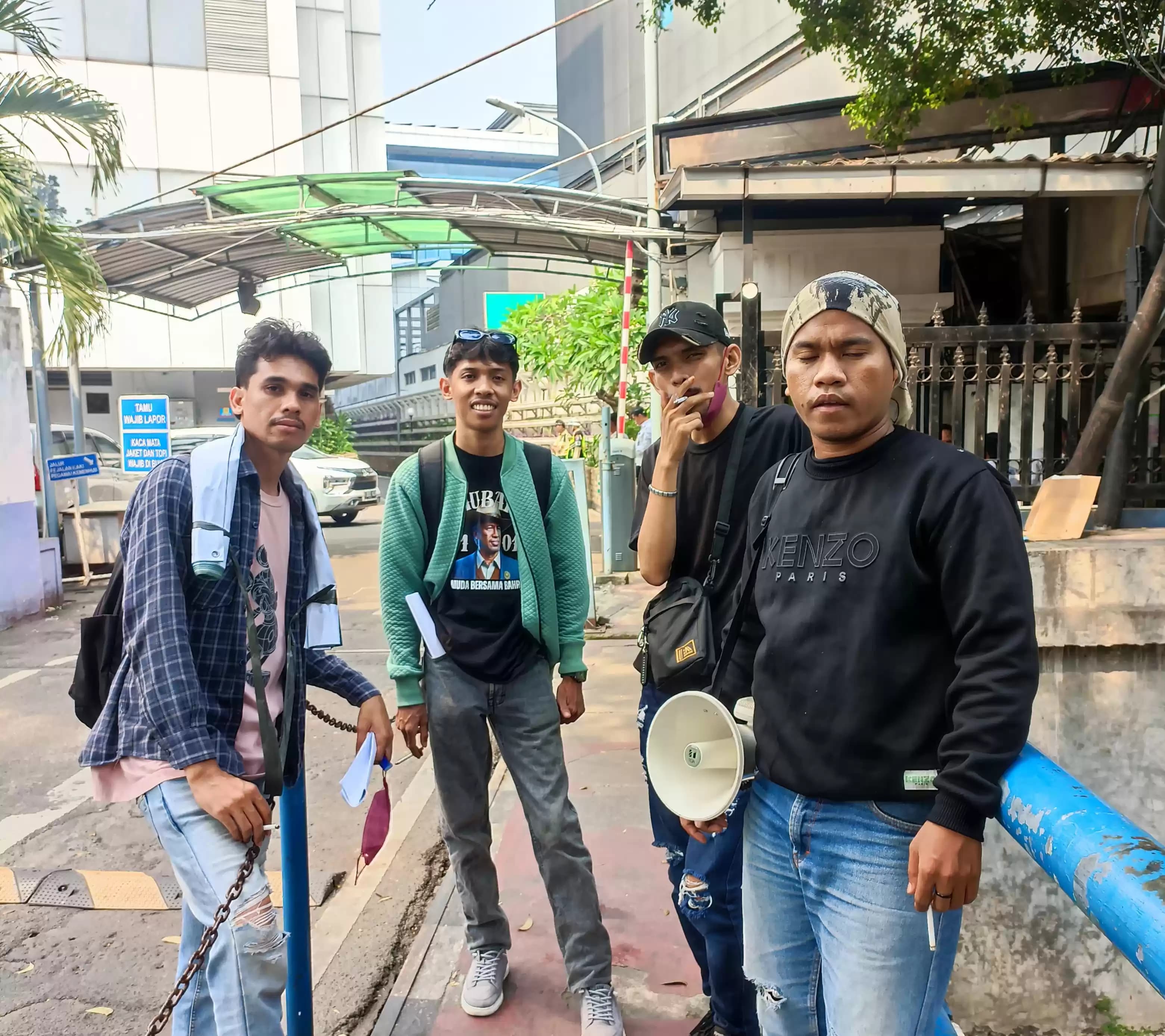 Mahasiswa Jakarta yang tergabung dalam Front Mahasiswa Sulawesi Tenggara(FM-Sultra) mendesak Ditjen Hubla dan Kapolres Konawe Selatan untuk segera memeriksa legalitas tambang yang beroperasi di wilayah Pulau Cempedak.