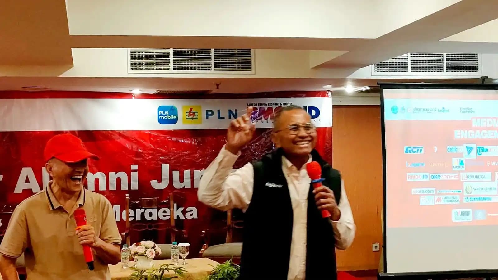 Mantan Menteri BUMN Dahlan Iskan dan wartawan senior Nuah Torong dalam acara reuni akbar alumni jurnalis Merdeka dan Rakyat Merdeka.