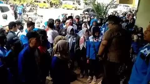 Mediasi antara buruh PT Dupantek dengan perwakilan perusahaan terkait pembayaran hak karyawan setelah pabrik berhenti produksi di Kantor Disnaker Pekalongan pada Sabtu (15/6/2024