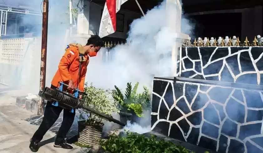 Mencegah Penyakit DBD, BPBD Kota Bekasi Melakukan Penyemprotan (Foto: BPBD)