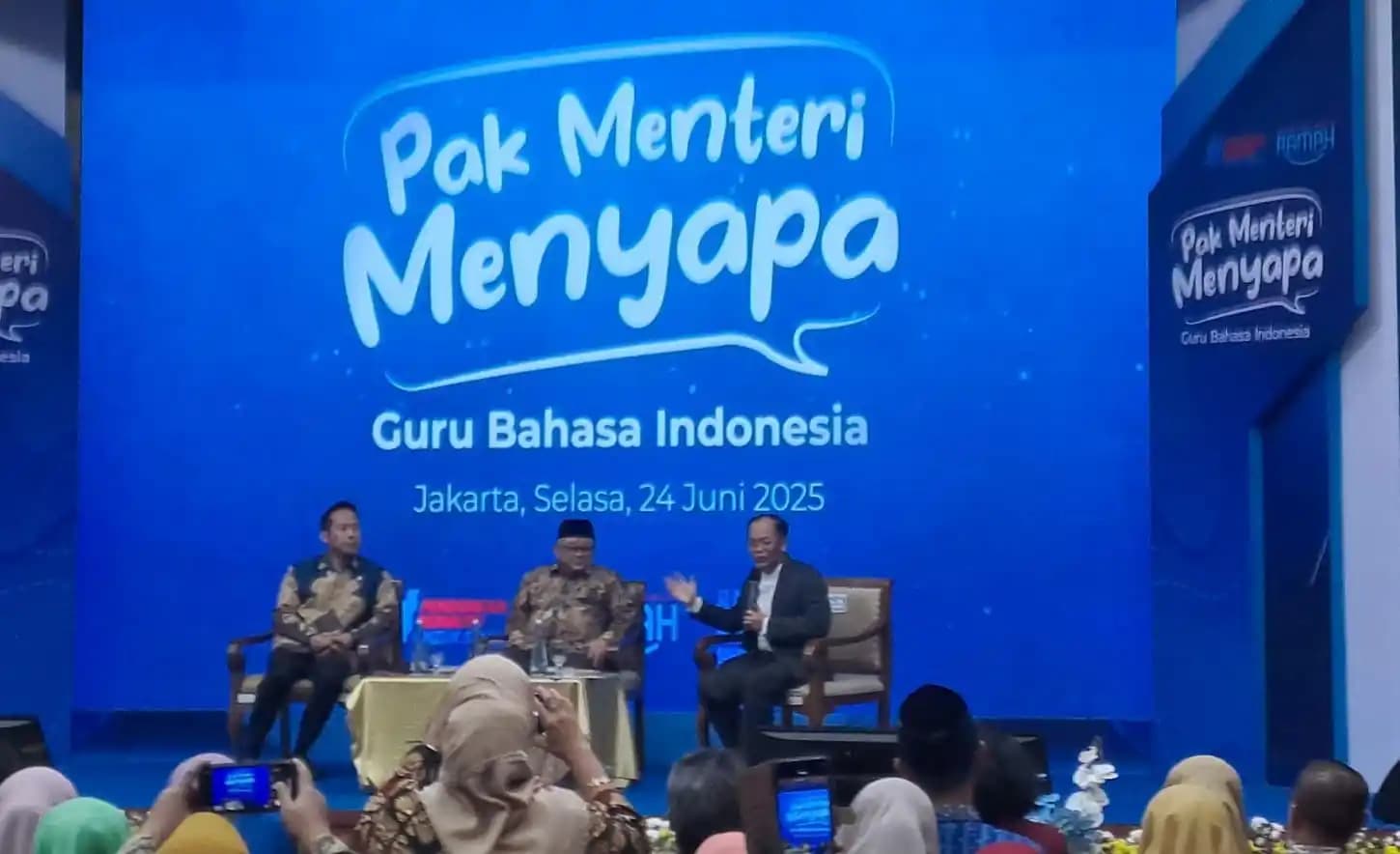 Mendikdasmen Abdul Mu'ti dalam kegiatan bertajuk Pak Menteri Menyapa Guru Bahasa Indonesia. (foto. Rizal)