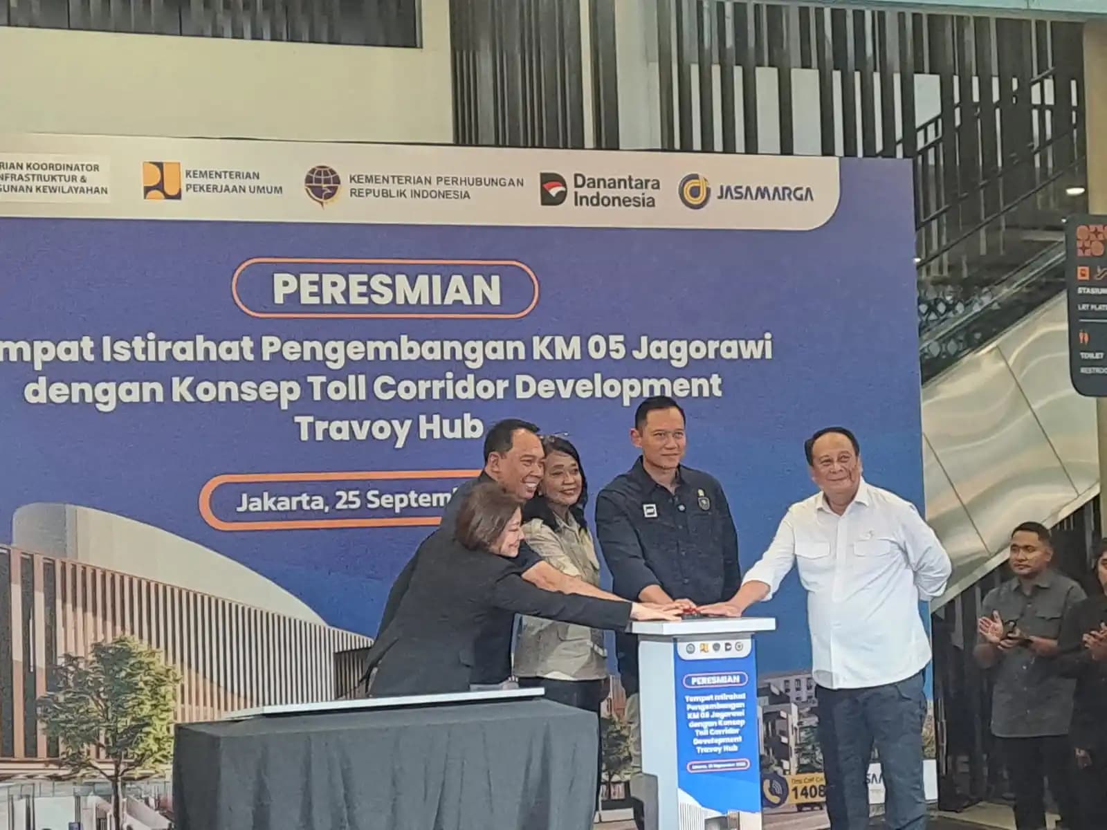Menko AHY resmikan Travoy Hub / Transit Center Development (TCD) di kawasan Taman Mini, Jakarta Timur. (Foto. Rizal)