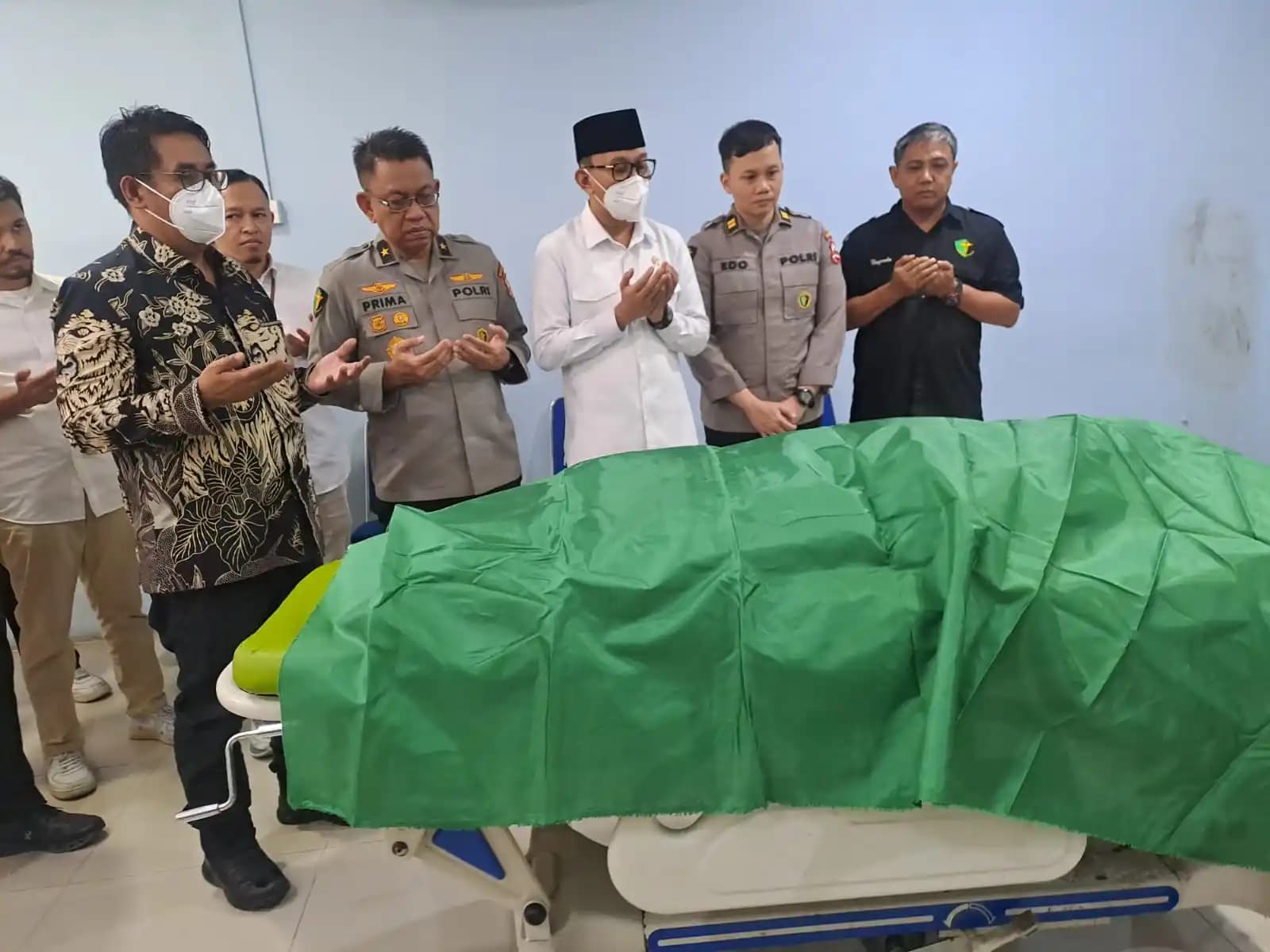 MenP2MI Abdul Kadir Karding saat berada di depan jenazah PMI non-prosedural, Wahyuni, di Rumah Sakit (RS) Polri Kramat Jati. (Foto. Rizal)