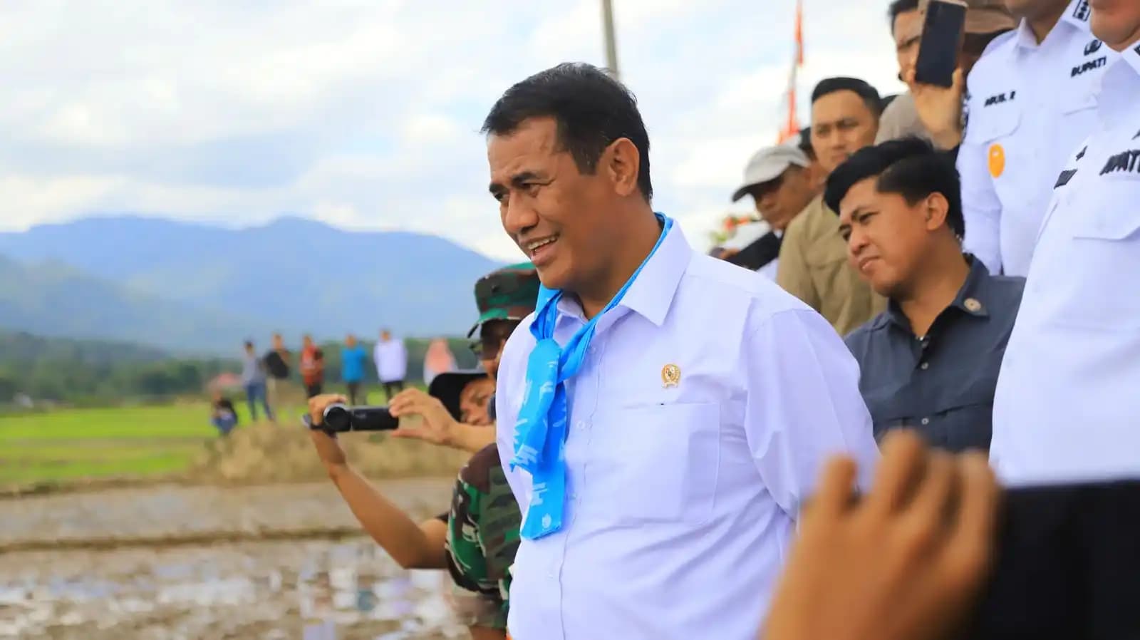 Mentan Andi Amran Sulaiman saat meninjau persawahan (Dok. MI)