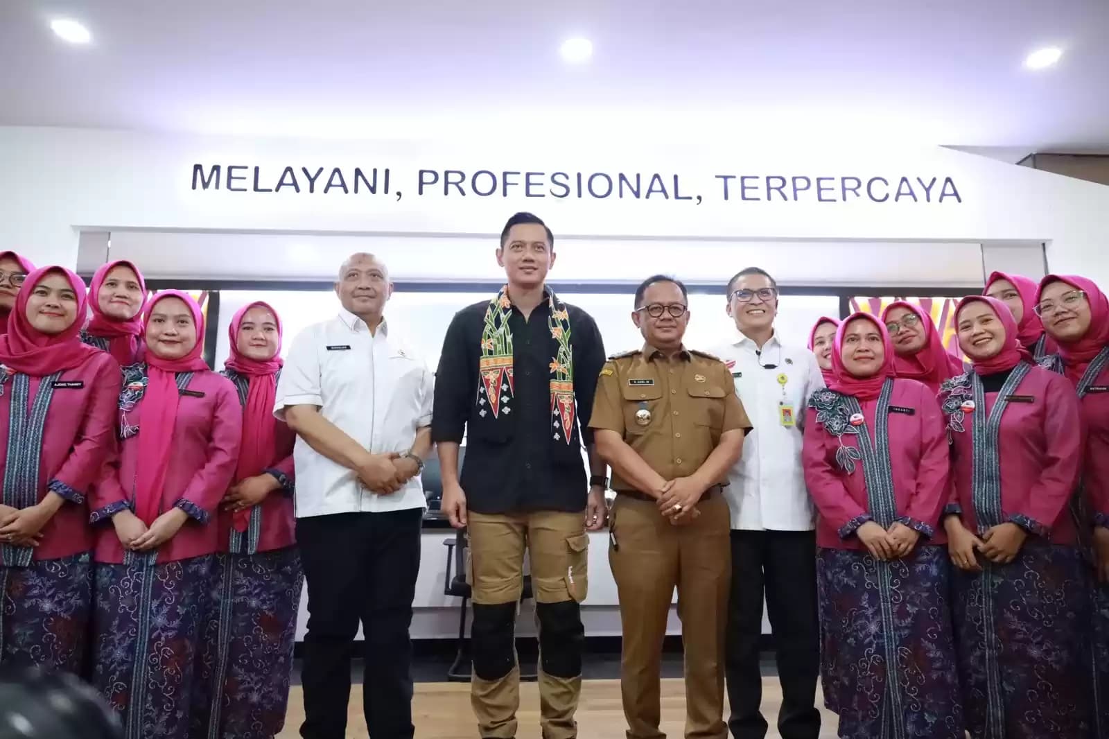 Menteri ATR/BPN, Agus Harimurti Yudhoyono Hadir Di Kota Bekasi Menyerahkan Sertifikat Tanah Milik Masyarakat