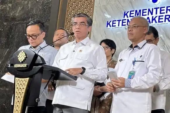 Menteri Ketenagakerjaan Yassierli (Tengah)