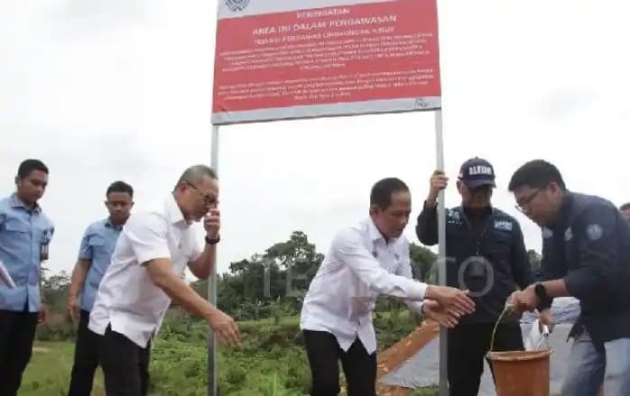 Menteri Koordinator Pangan Zulkifli Hasan bersama Menteri Lingkungan Hidup Hanif Faisol Melakukan Penyegelan Dua Kompleks Perumahan Elit