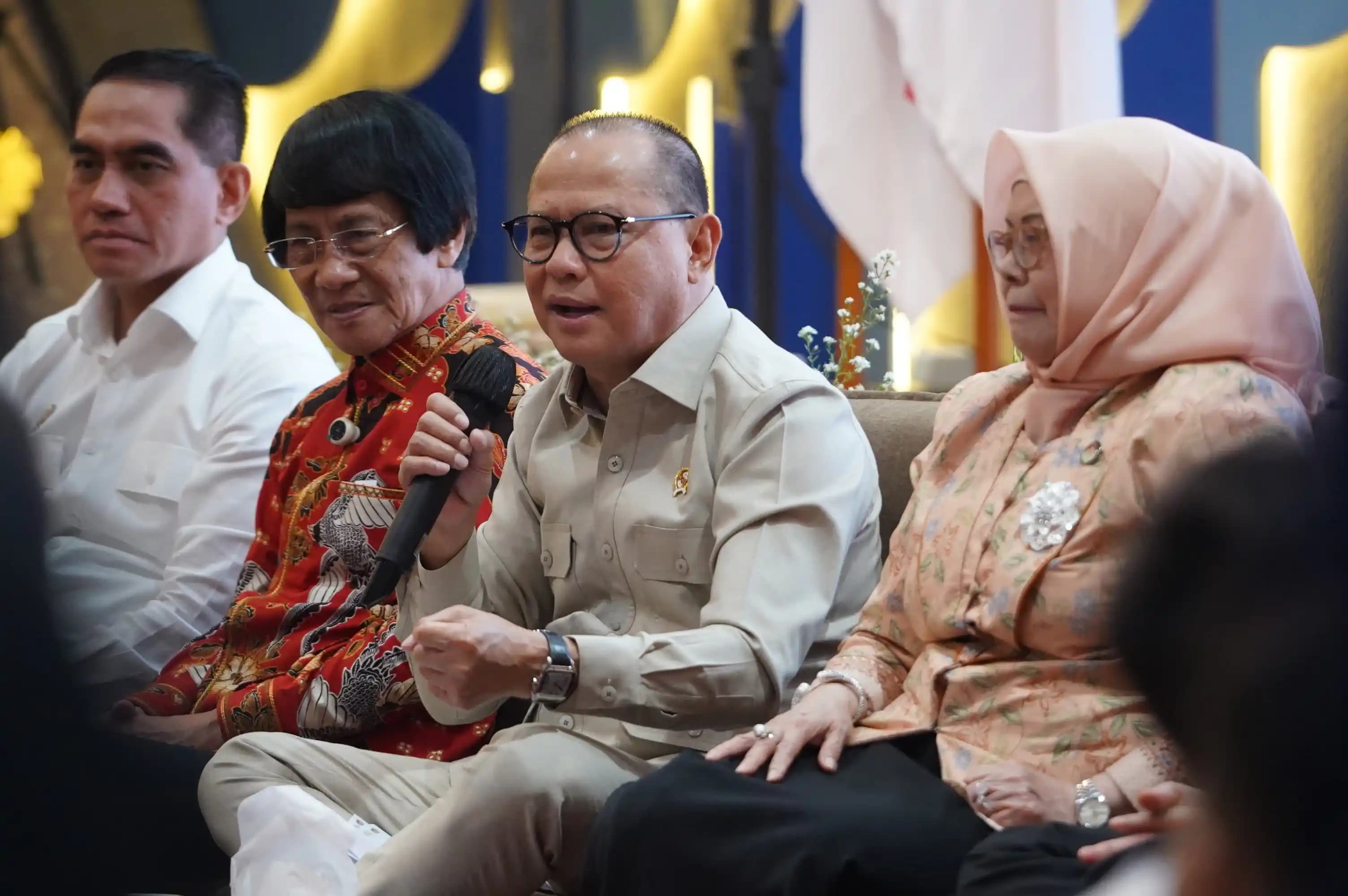 Menteri Mukhtarudin bersama tokoh perlindungan anak nasional seperti Seto Mulyadi (Kak Seto). (Dok. KemenP2MI)
