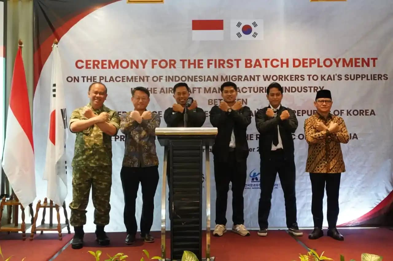Menteri Mukhtarudin dalam acara syukuran dan pelepasan perdana penempatan 12 Pekerja Migran Indonesia ke Korea Aerospace Industries. 9Dok. KemenP2MI)