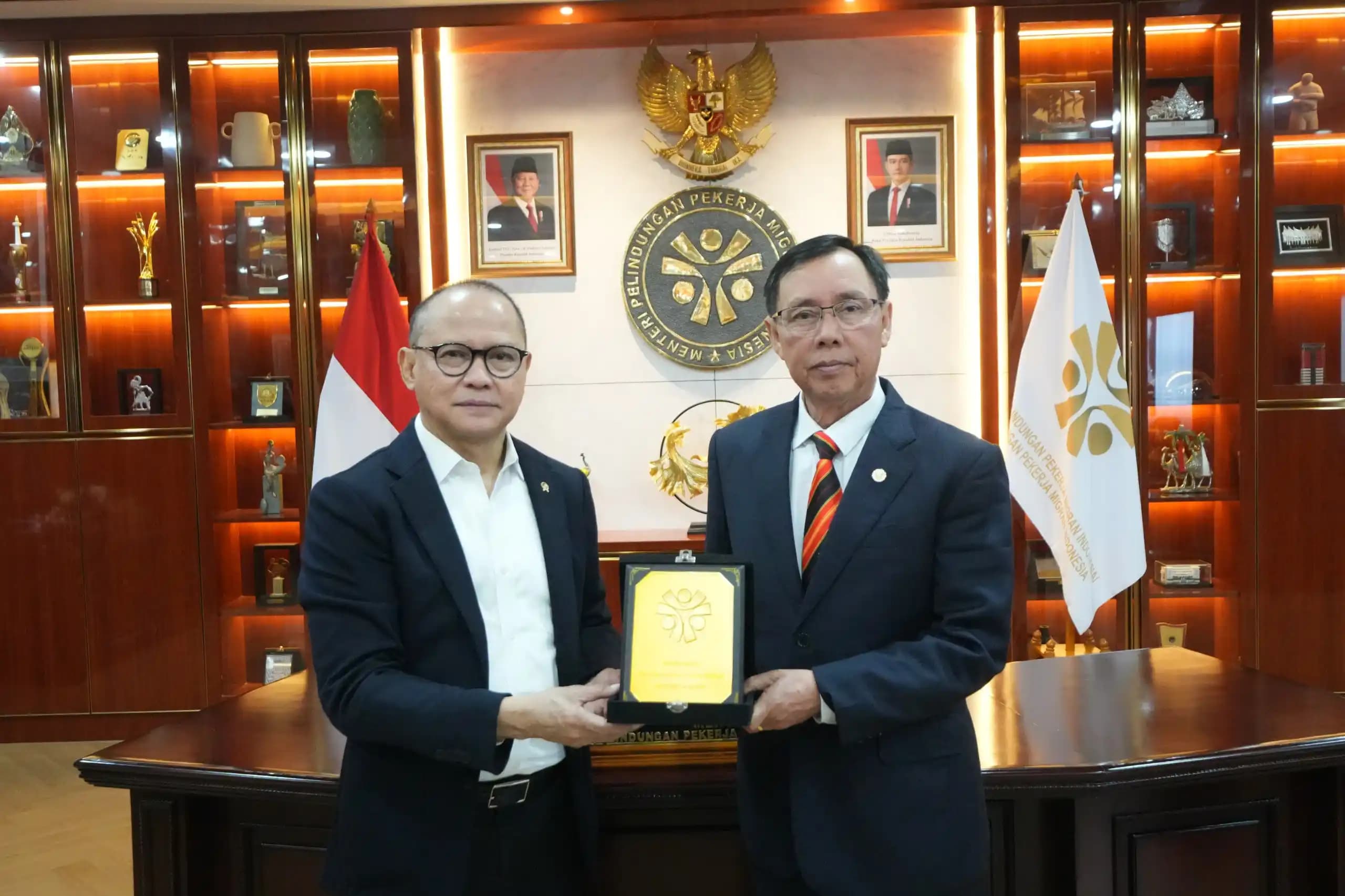Menteri P2MI Mukhtarudin bersama Menteri Industri Makanan, Komoditi, dan Pembangunan Wilayah Sarawak, Malaysia, Dato Sri Dr. Stephen Rundi Utom. (Dok. KemenP2MI)