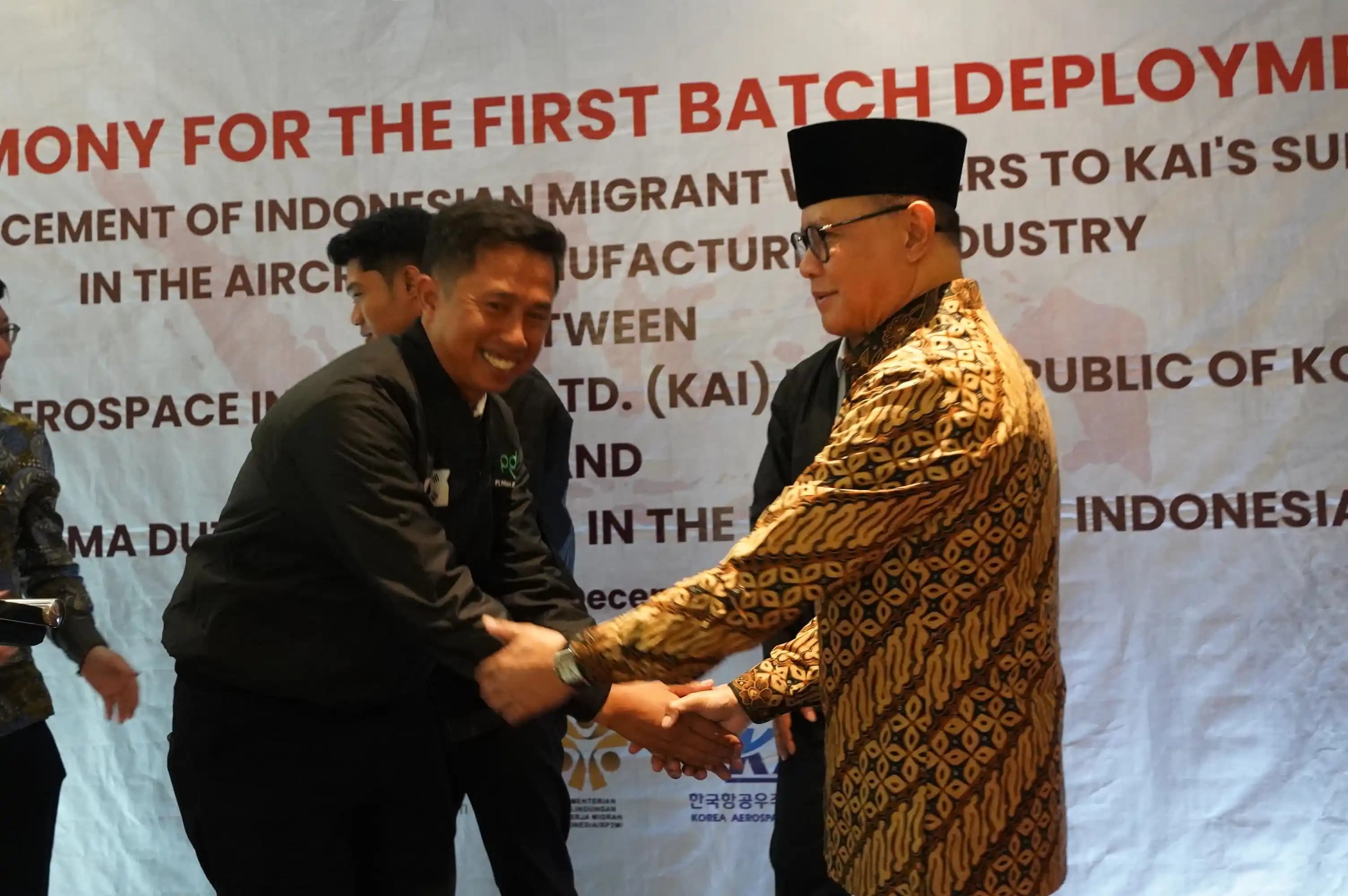 Menteri P2MI Mukhtarudin dalam pelepasan perdana penempatan 12 Pekerja Migran Indonesia ke Korea Aerospace Industries (Dok.KemenP2MI)