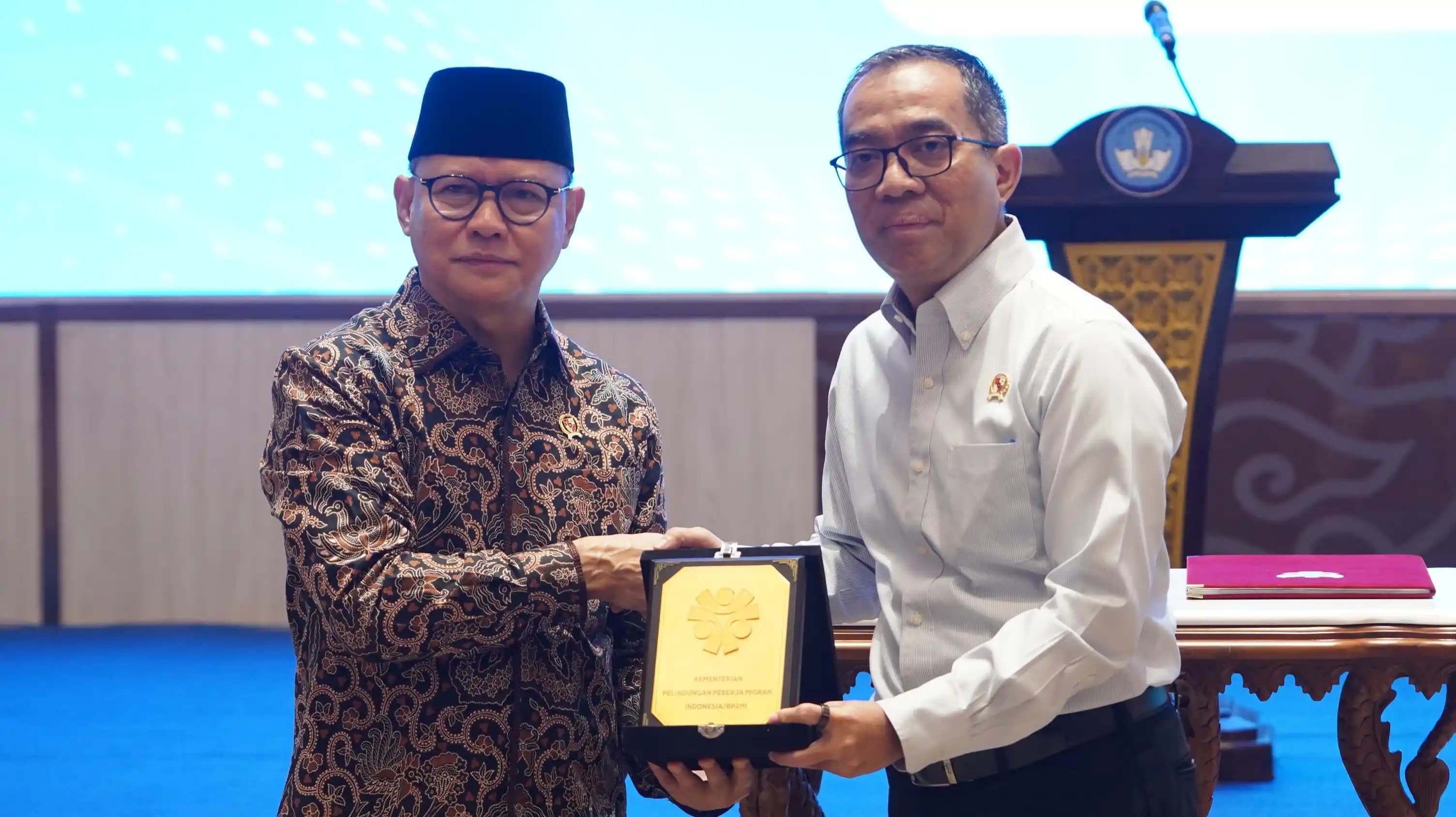 Menteri P2MI Mukhtarudin dan Mendiktisaintek Brian Yuliarto saat MoU (Dok. Keme P2MI)