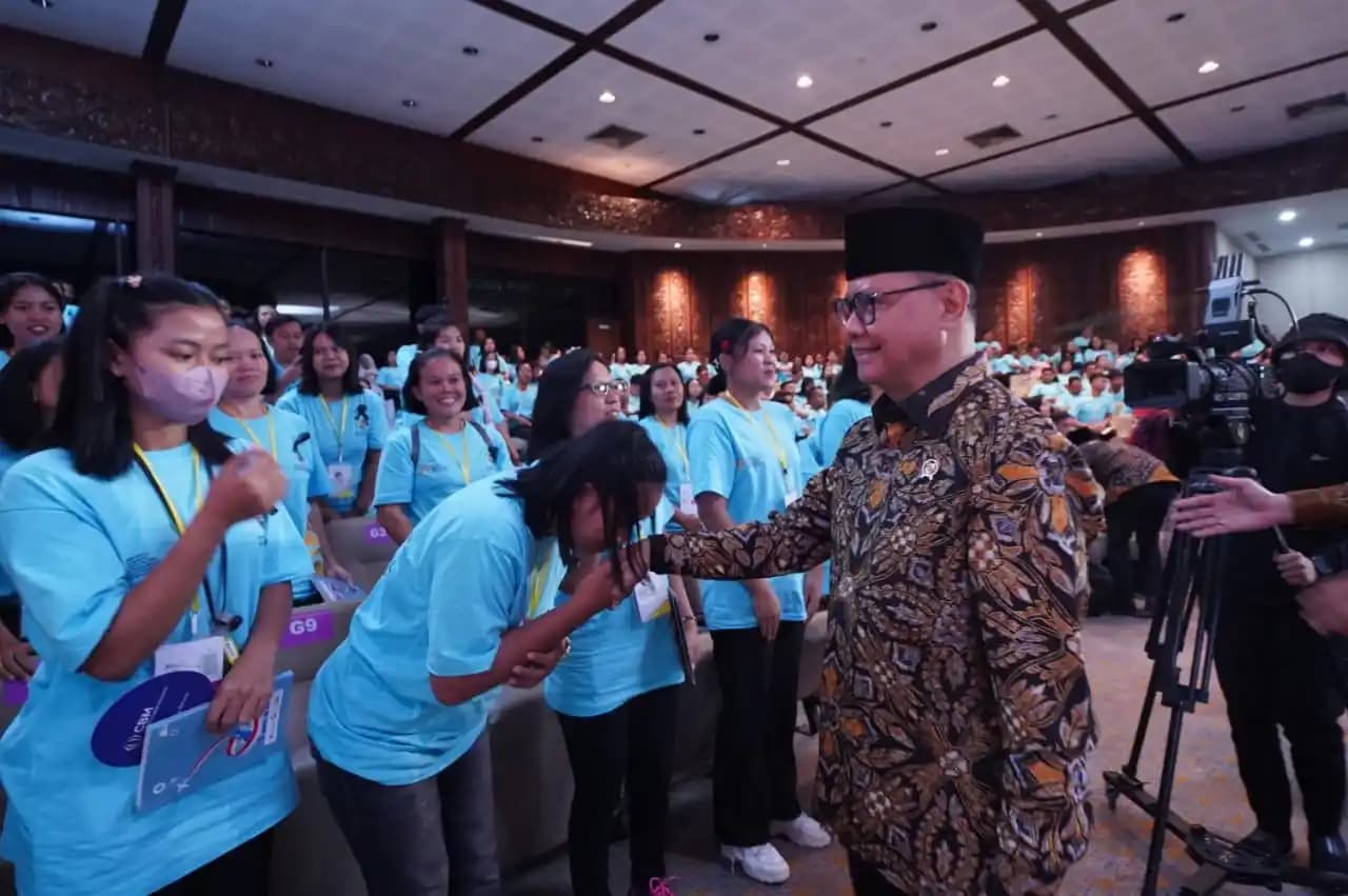 Menteri P2MI Mukhtarudin lepas 1.035 calon pekerja Migran Indonesia pada Puncak peringatan International Migrant Day 2025 di Sasana Langen Budoyo, TMII. (Dok. KemenP2MI)