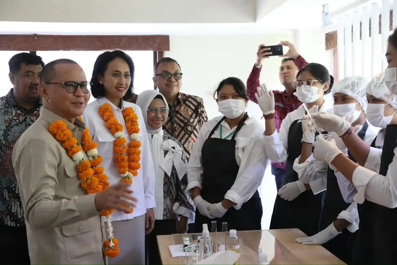 Menteri P2MI Mukhtarudin melepas 40 peserta Pelatihan Wellness Therapist dalam sebuah acara resmi di Aula Balai Diklat Industri (BDI) Denpasar. (Dok. KemenP2MI)