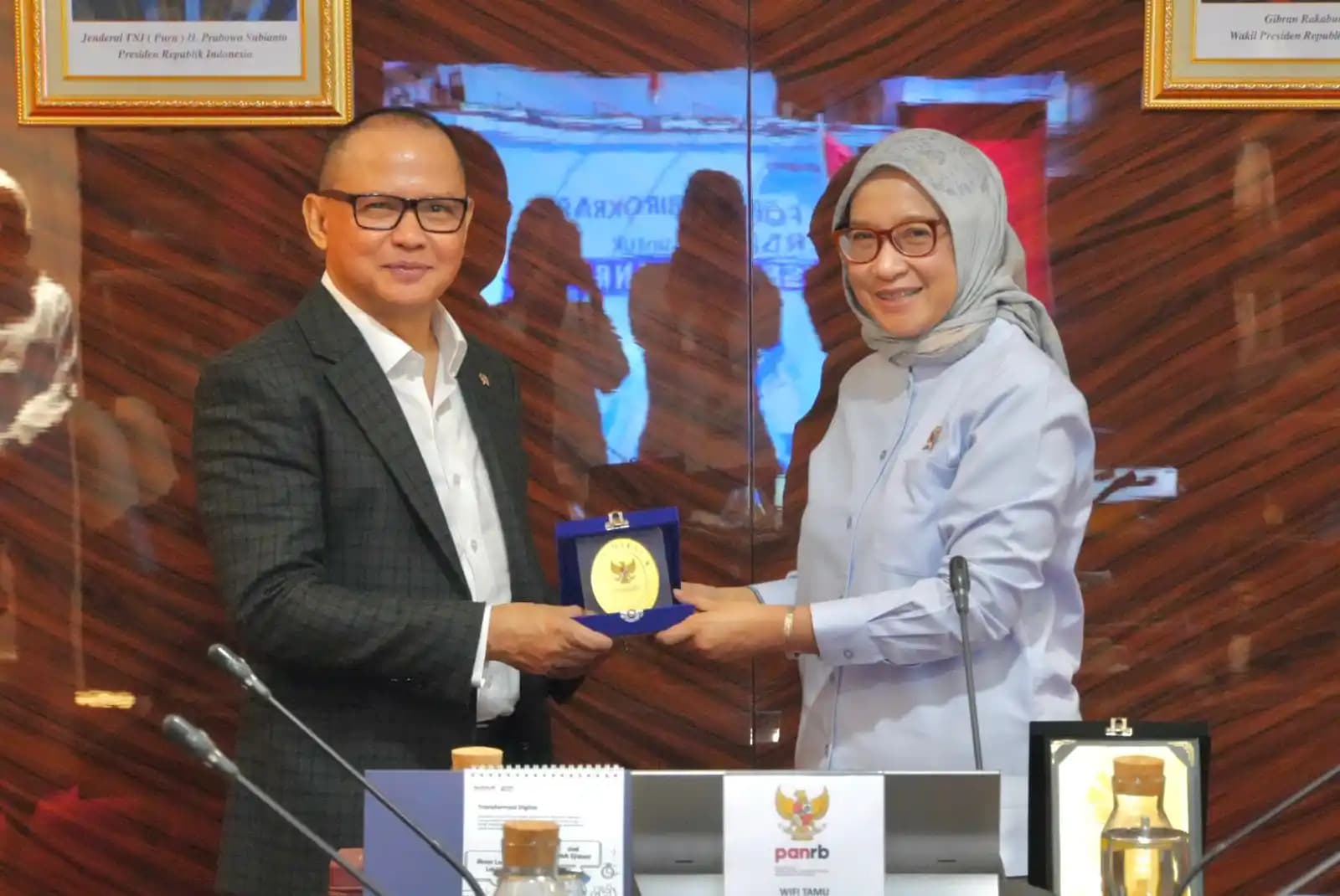 Menteri P2MI Mukhtarudin saat bertemu Menteri PANRB Rini Widyantini. (Dok. MI)