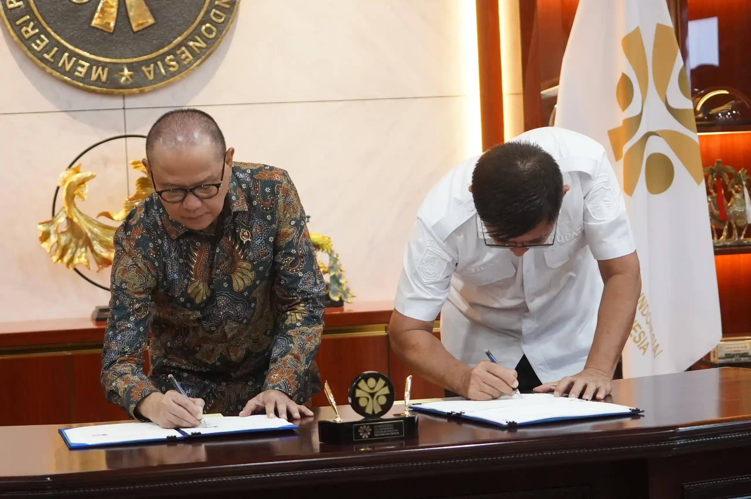 Menteri P2MI Mukhtarudin tandatangani Memorandum of Understanding (MoU) dengan Pemerintah Kabupaten Belu NTT. (Dok. KemenP2MI)
