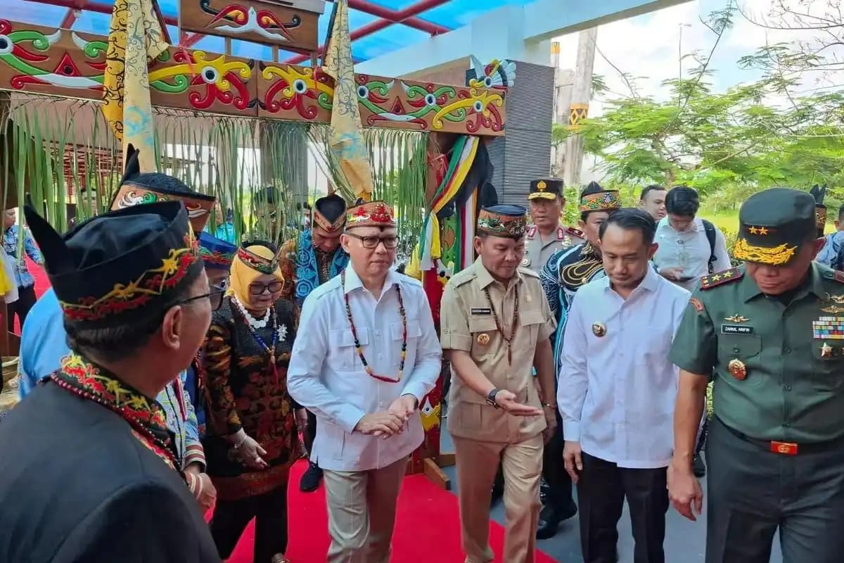 Menteri Pelindungan Pekerja Migran Indonesia (P2MI) Mukhtarudin saat tiba di Palangka Raya. (Dok. KemenP2MI)