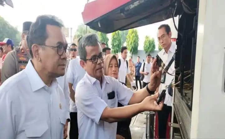 Menteri Perdagangan (Mendag) Budi Santoso melakukan peninjauan ke Stasiun Pengisian Bahan Bakar Umum (SPBU) 44.555.08 yang terletak di Jalan Kaliurang KM 10, Kabupaten Sleman, Daerah Istimewa Yogyakarta